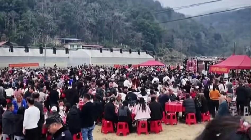 湘超冠军城永州东安的杀猪宴学的太成功了，场面不仅正规有序，而且也非常震撼，全身心