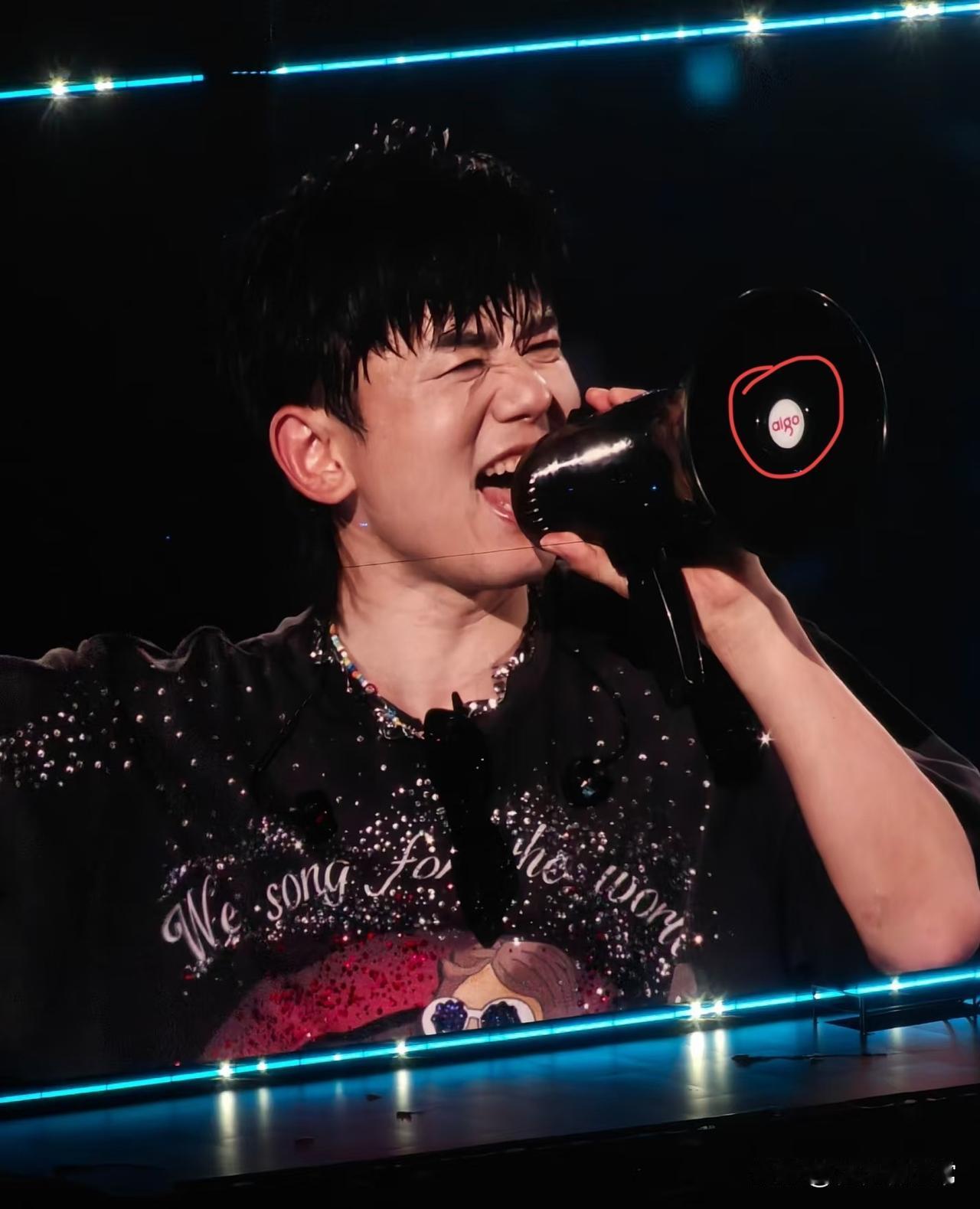 表妹从张杰南京演唱会回来表示很无奈，跟我吐槽“这票钱花得也太值了，还附赠独家名