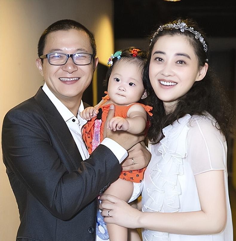 2012年，梅婷害羞地对秦昊说：我喜欢上了剧组的摄影师，你能帮我问问他愿不愿意娶