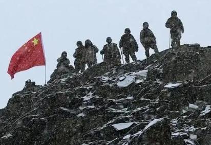 为何西方敢直接下场惹俄罗斯却不敢动中国？因为这两场战争打醒全世界！看看现在的国际