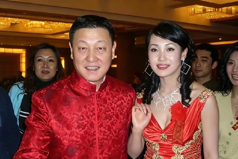 韩磊小16岁妻子曝光！选美获奖还当过主持人歌唱家韩磊的妻