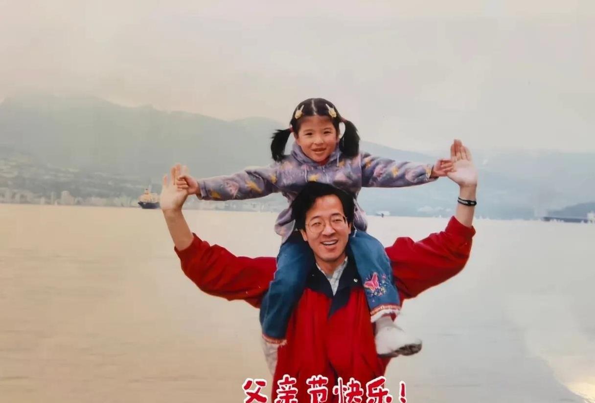 真没想到啊！俞敏洪在父亲节这天，罕见晒出自己女儿和儿子的照片！俞敏洪也算是红