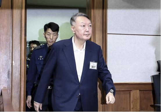 终究躲不过制裁，尹锡悦时隔3月公开出庭，睡不了地板的他，提出一特殊要求韩国政治