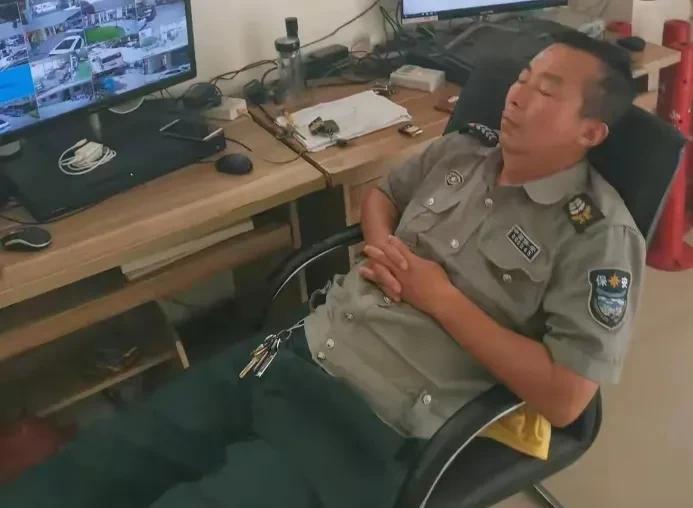 昨天夜班保安来了个大叔睡着了，老板开车回厂没给开门。老板说让他睡，他是来睡觉的。