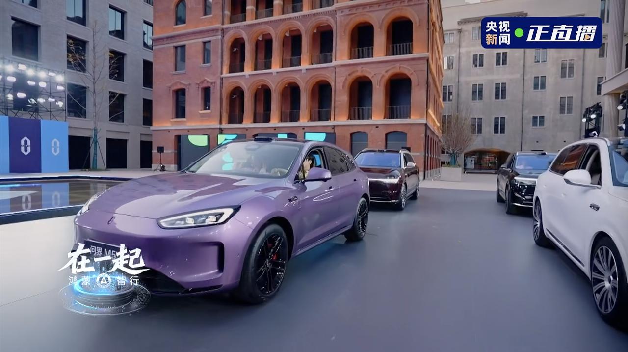 ToC经验落地汽车圈，鸿蒙智行直播揭秘服务护城河鸿蒙智行联合央视新闻的年度直播