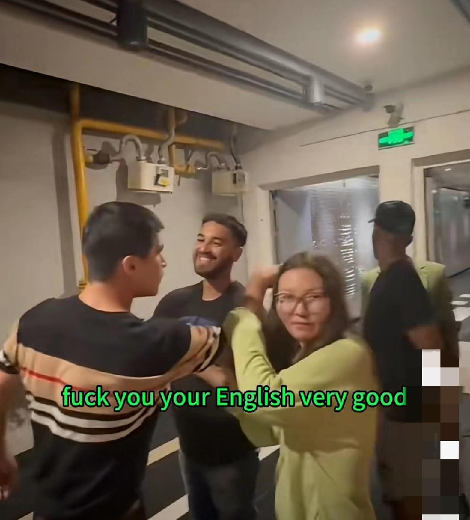 网上流出的一段视频:三名外籍男子和中国女孩一起聊天，疑是在交谈中过程中说了fuc