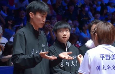 原来莎莎旁边的这个男人竟然是她师哥张成。同时他也是平野美宇的主管教练。平野美