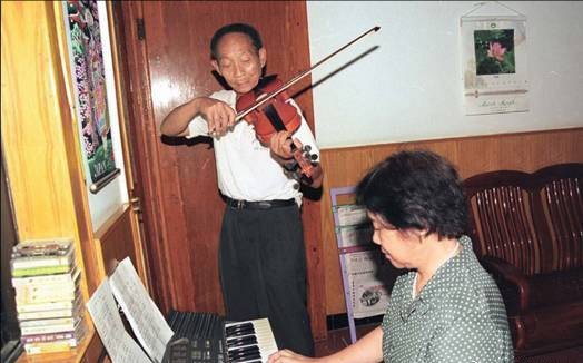 大龄单身男青年袁隆平34岁时，娶了26岁的女学生邓哲。新婚燕尔，袁隆平带邓哲去游