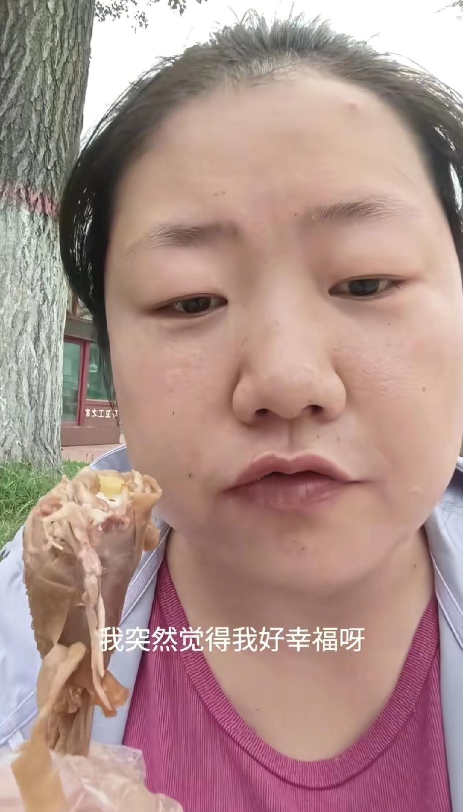 33岁大龄剩女在视频中非常自豪的表示称：突然觉得自己好幸福，没有结婚，没有孩子