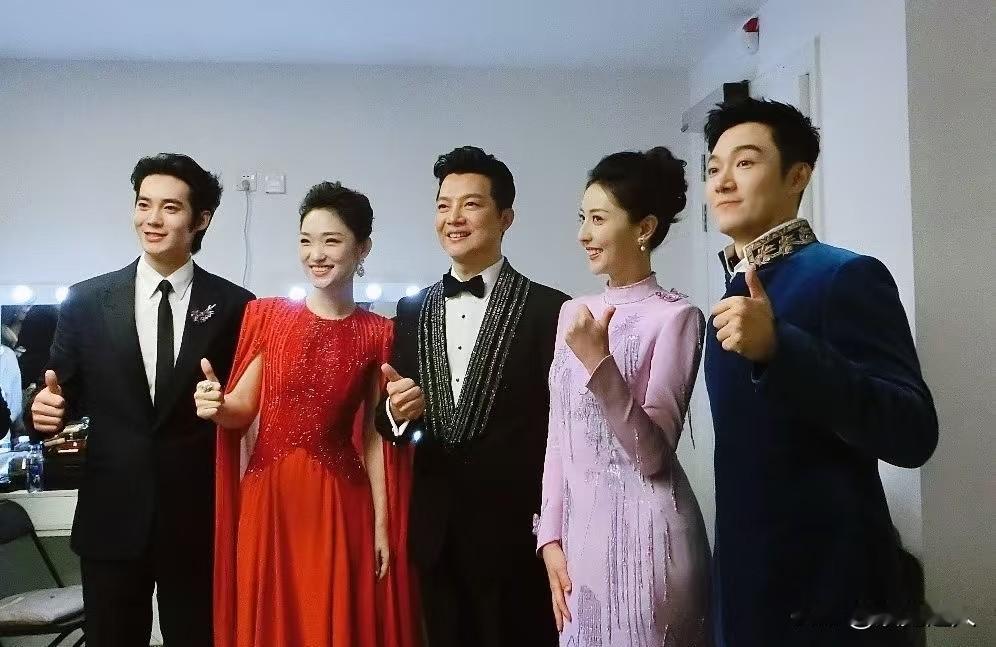 百花迎春春晚主持阵容官宣了！29岁的于适居然和张韬、任鲁豫、蓝羽、张舒越同台主持