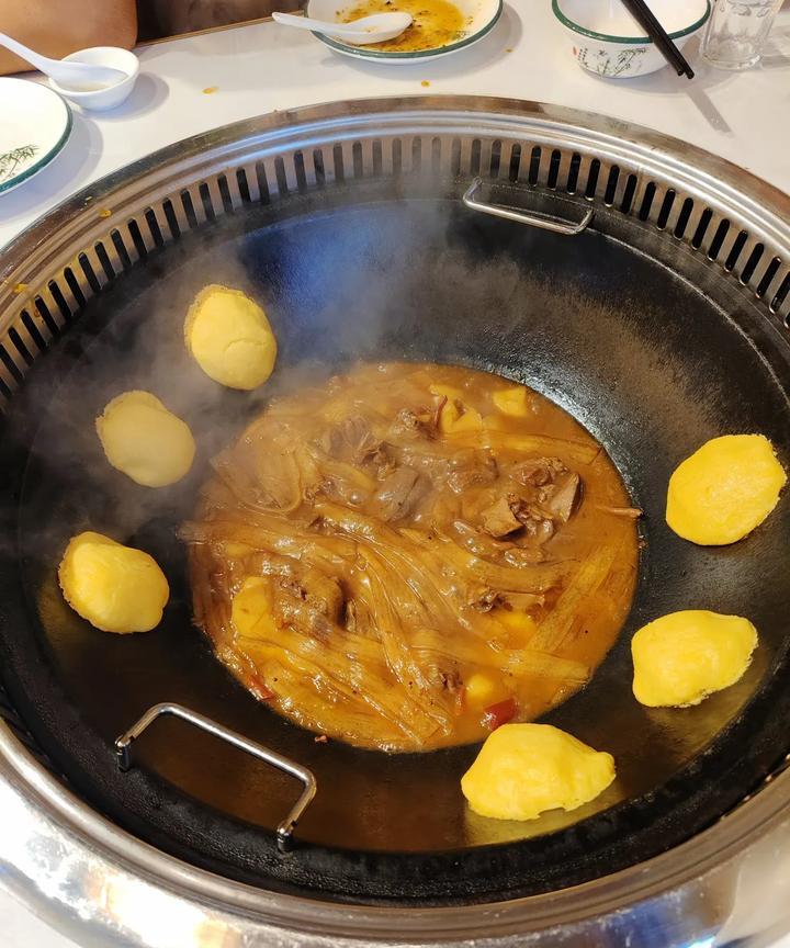 第一次吃，东北菜，铁锅炖大鹅，怎么感觉有种被宰了的感觉呢？菜单结算单，发给你们