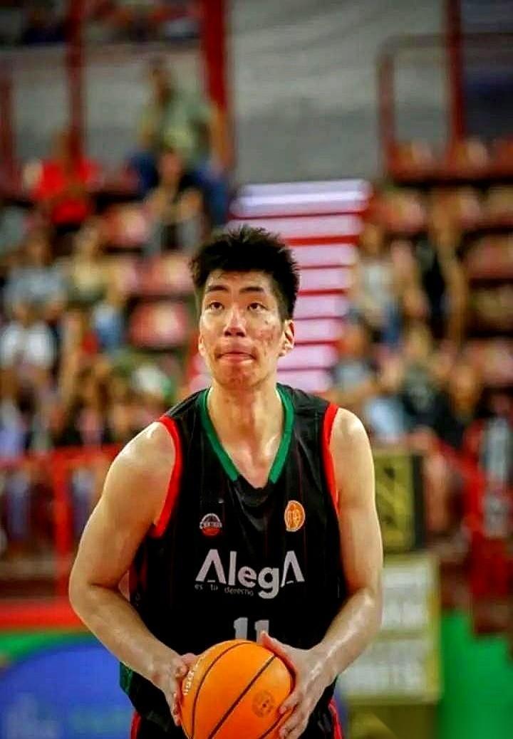 14000公里，什么概念？就是你刚在西班牙打完一场球，身上的汗都没干，直接就奔