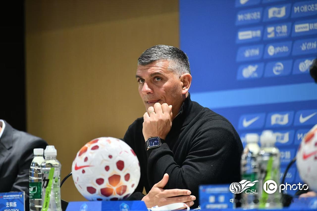4月12日，成都蓉城主教练约翰·阿洛伊西出席赛后新闻发布会。在介绍本场比赛情