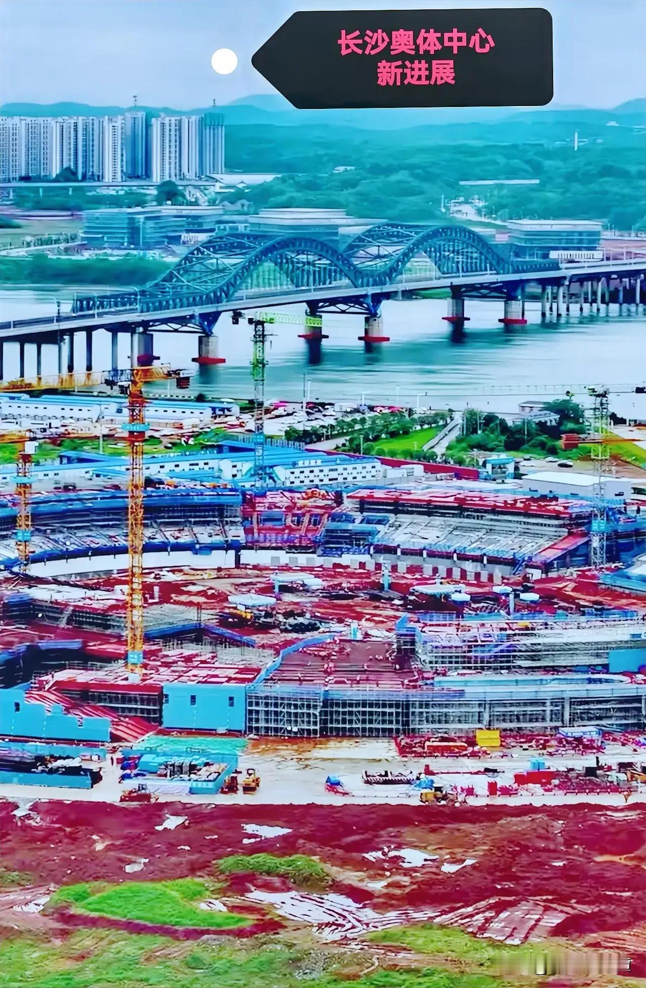 长沙奥体中心建设速度真是快！虽然暮坪大桥建了几年都没建好，但是奥体中心主体建筑