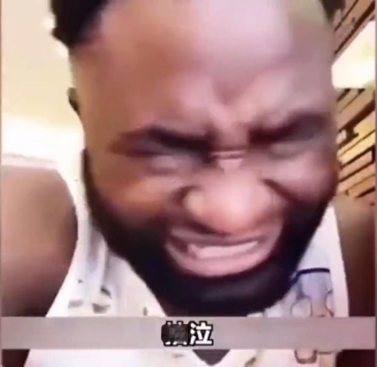 泣不成声，非洲黑人小哥被迫离开中国一个非洲黑人被迫离开中国，在机场泣不成声，