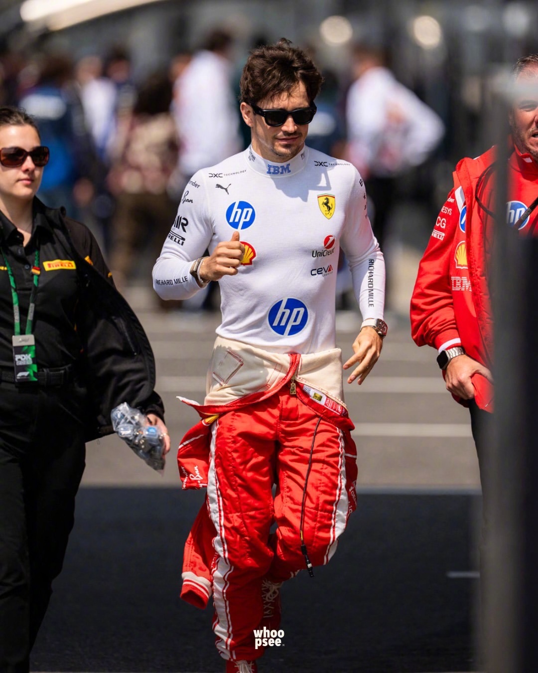 亮相F1日本大奖赛的LewisHamilton，女友金.卡戴珊带着三个孩子也