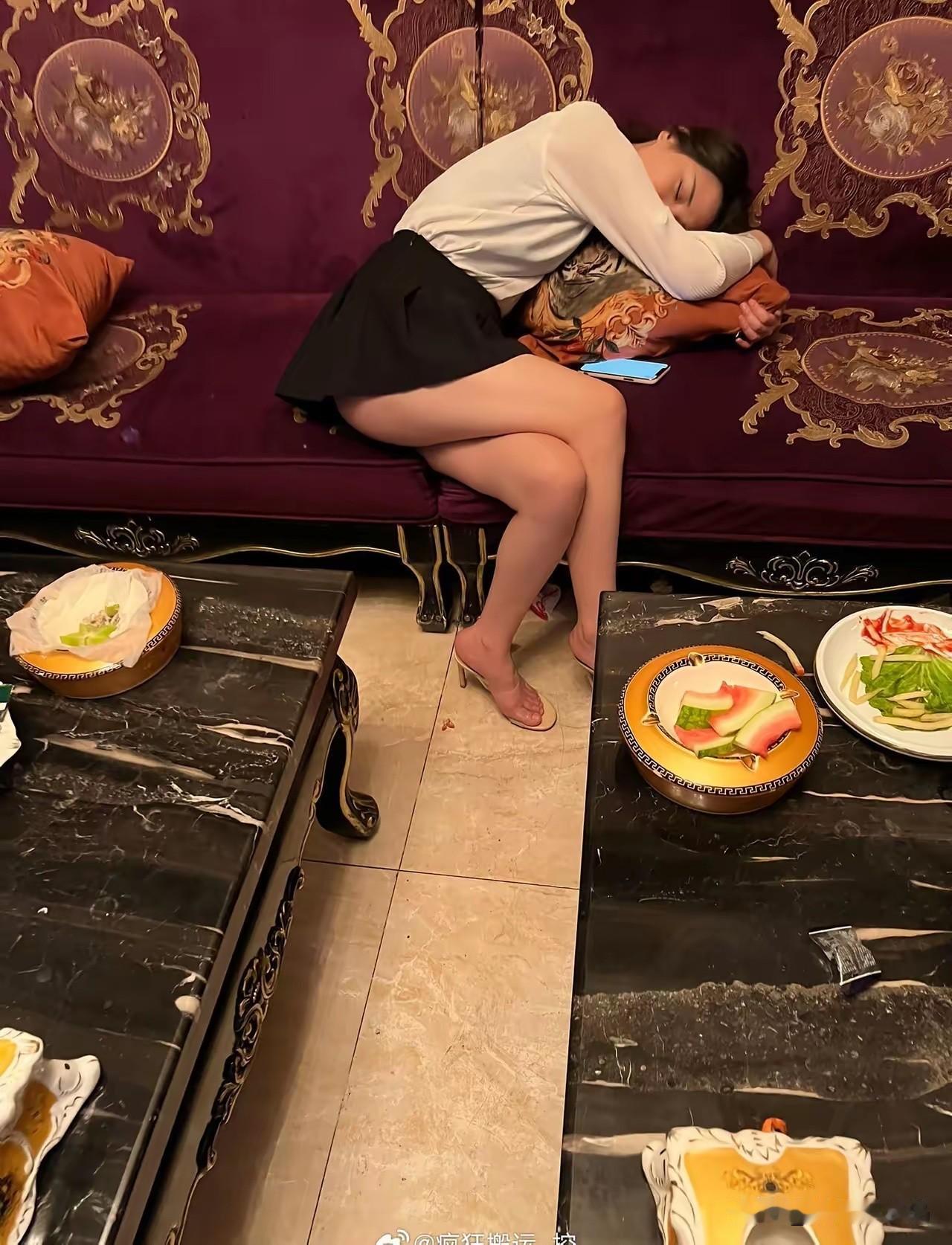 怎么喝成这样，谁来关心谁来保护？女孩子在外一定要注意自己的安全乱喝饮料女生
