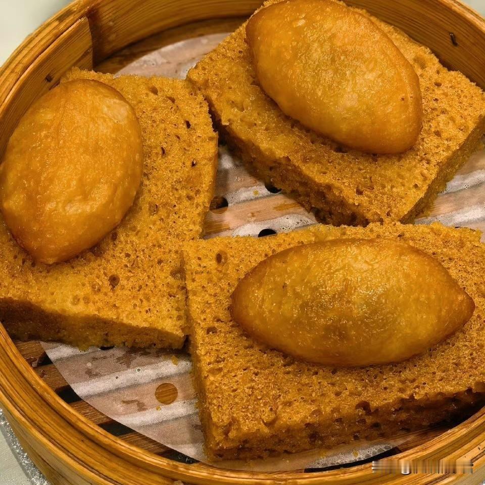 蒸笼里飘着老味道的暖香，红糖糕裹着糖心蛋的甜，蒸芋儿带着鲜辣的爽，一口是软糯里的