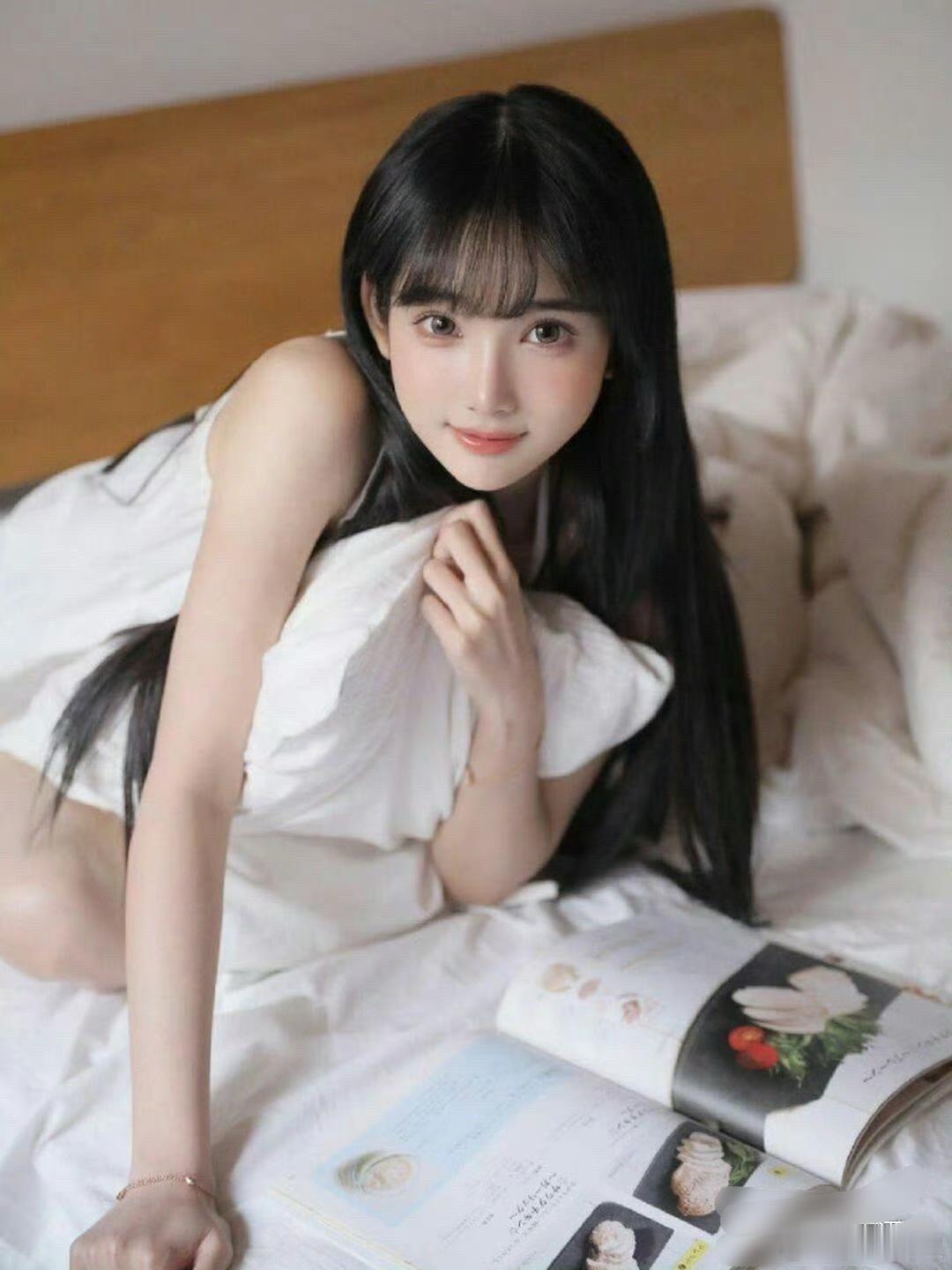 七七和林俊杰，两人相差21岁。看这双大长腿，也难怪JJ会为她着迷。