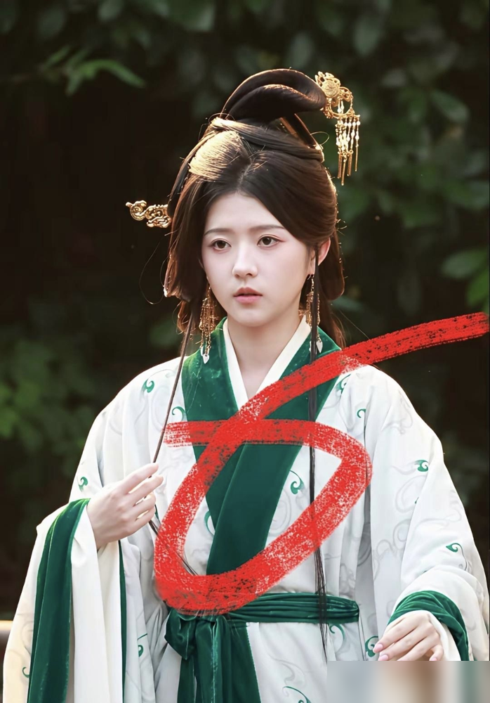 卢昱晓被梁洁、何蓝逗按在地上摩擦，路透生图一出，谁演女主谁尴尬。《刺棠》片场，梁洁第二套造型直接封神