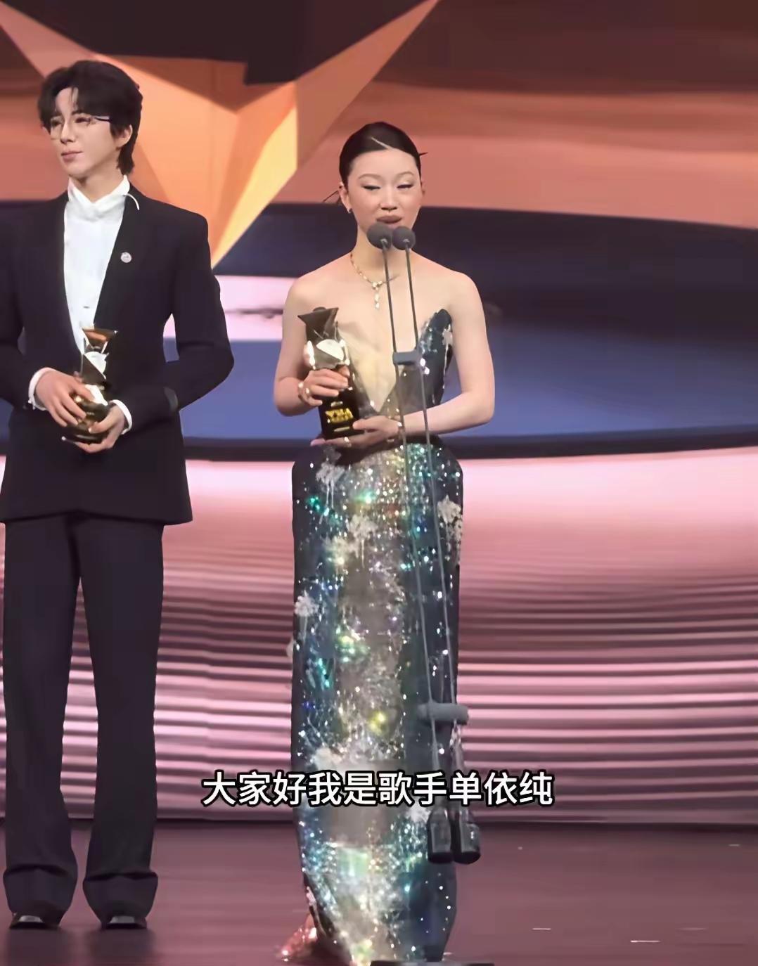 一个人外在形象真的可以变化那么大吗？好像也就短短六七年时间呢，简直判若两人，不