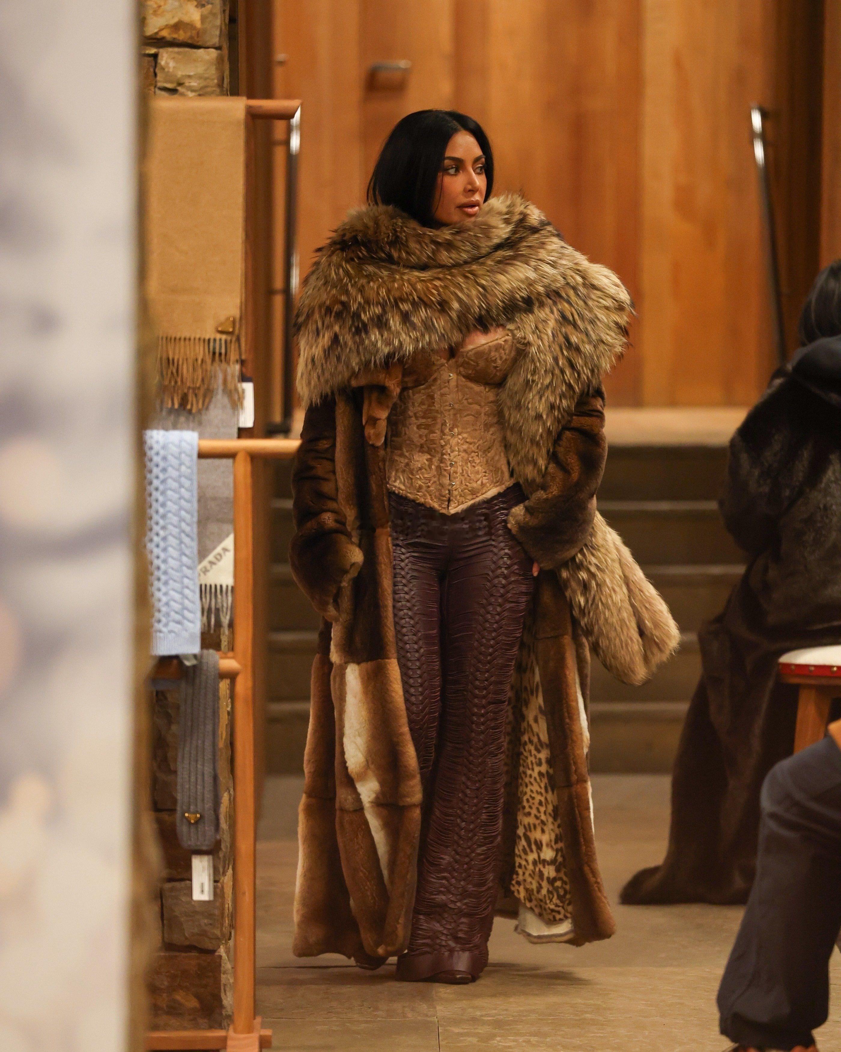 金·卡戴珊在Aspen的跨年look👇（好多元素的穿搭🙉）