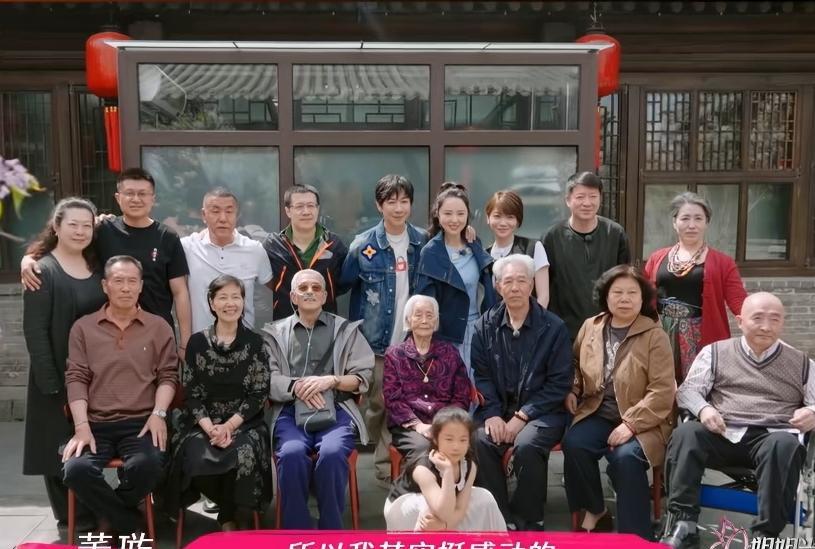 董璇送张维伊家亲戚每人一个金首饰，而张维伊看望岳母送的是鱼丸，他给董璇闺蜜的礼物
