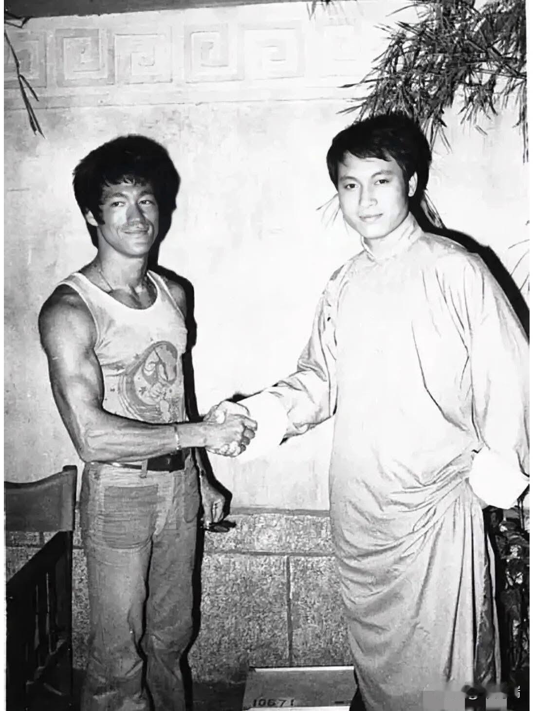 一张拍摄于上个世纪70年代的珍贵照片左边这位早已家喻户晓了，我国最著名的世界级