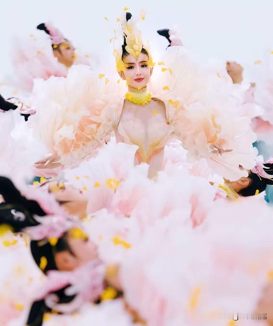 真的被我猜中了？这回可不是马后炮！前几天还在说内娱“富贵花”断层，结果河南春