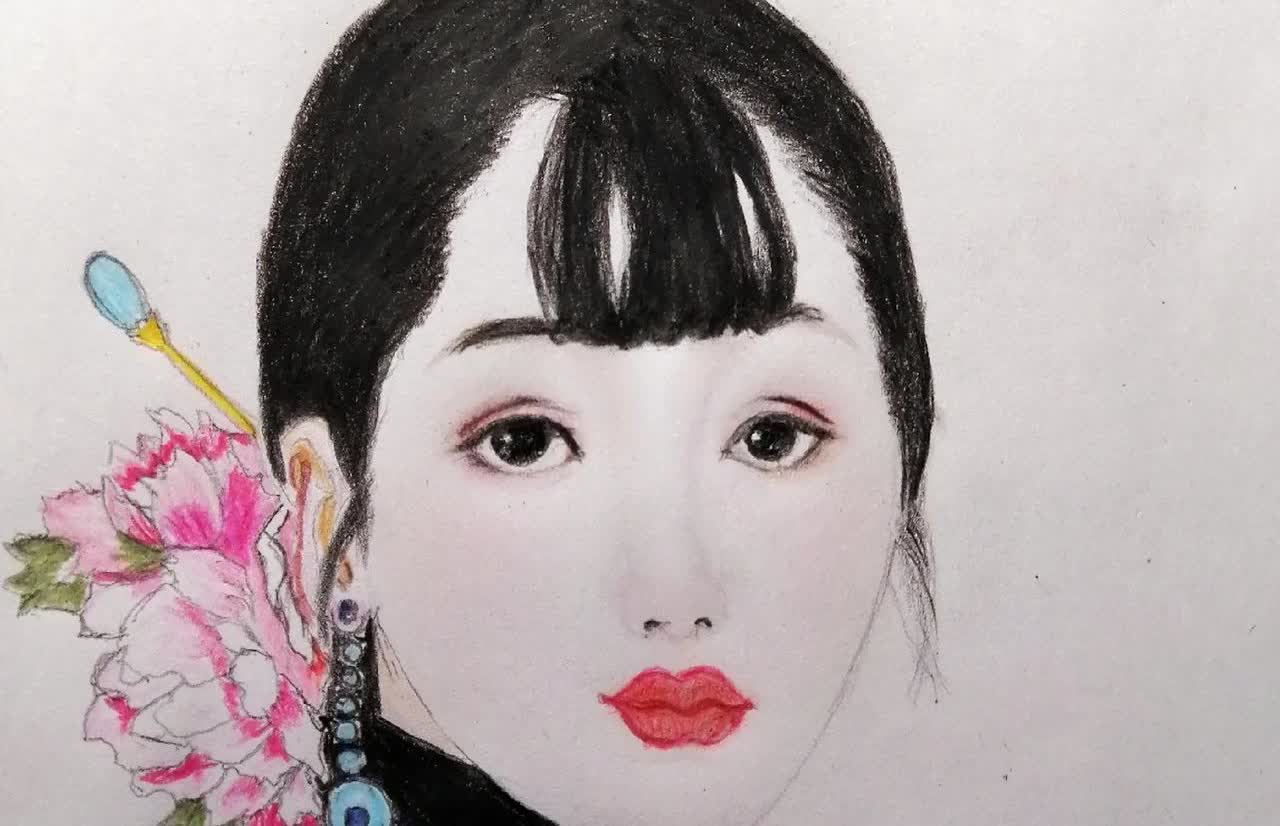一位年轻貌美的女子就这样殒命了！到公园遛弯，远远看见观景台的一角，被警戒线拦