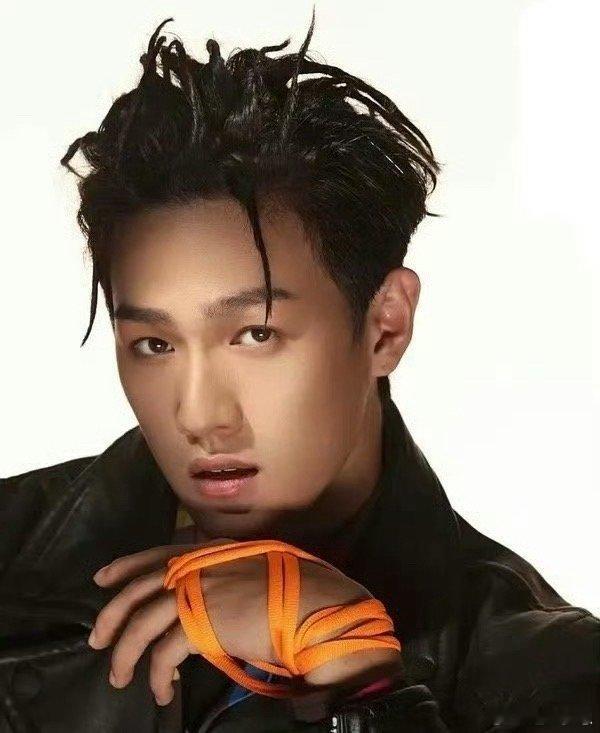 这居然是李昀锐。。。。？​​​