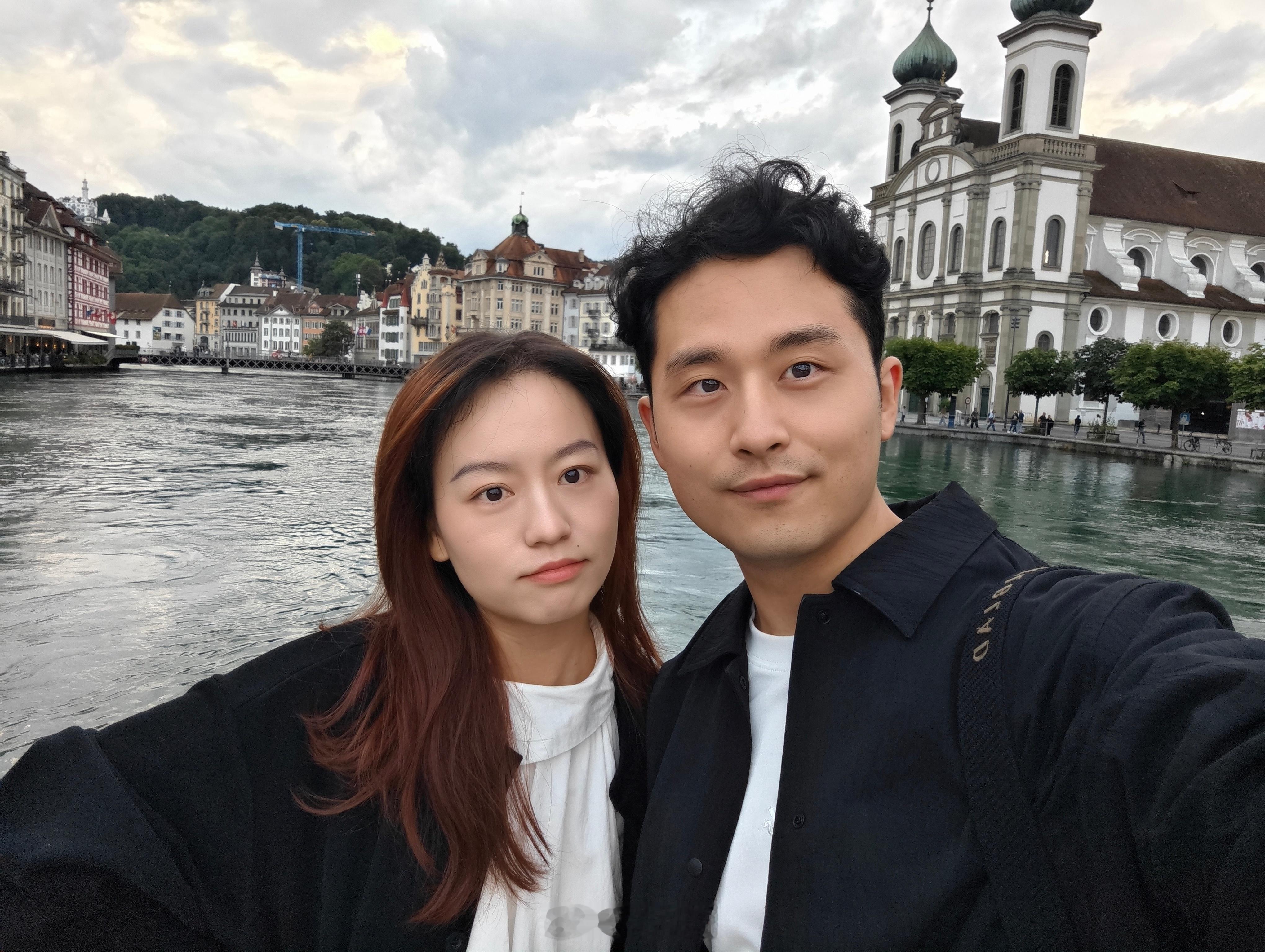 和老婆在桥边自拍，有几个老外说我可以帮你们拍照，看着他和善的笑容和自信的眼神，我