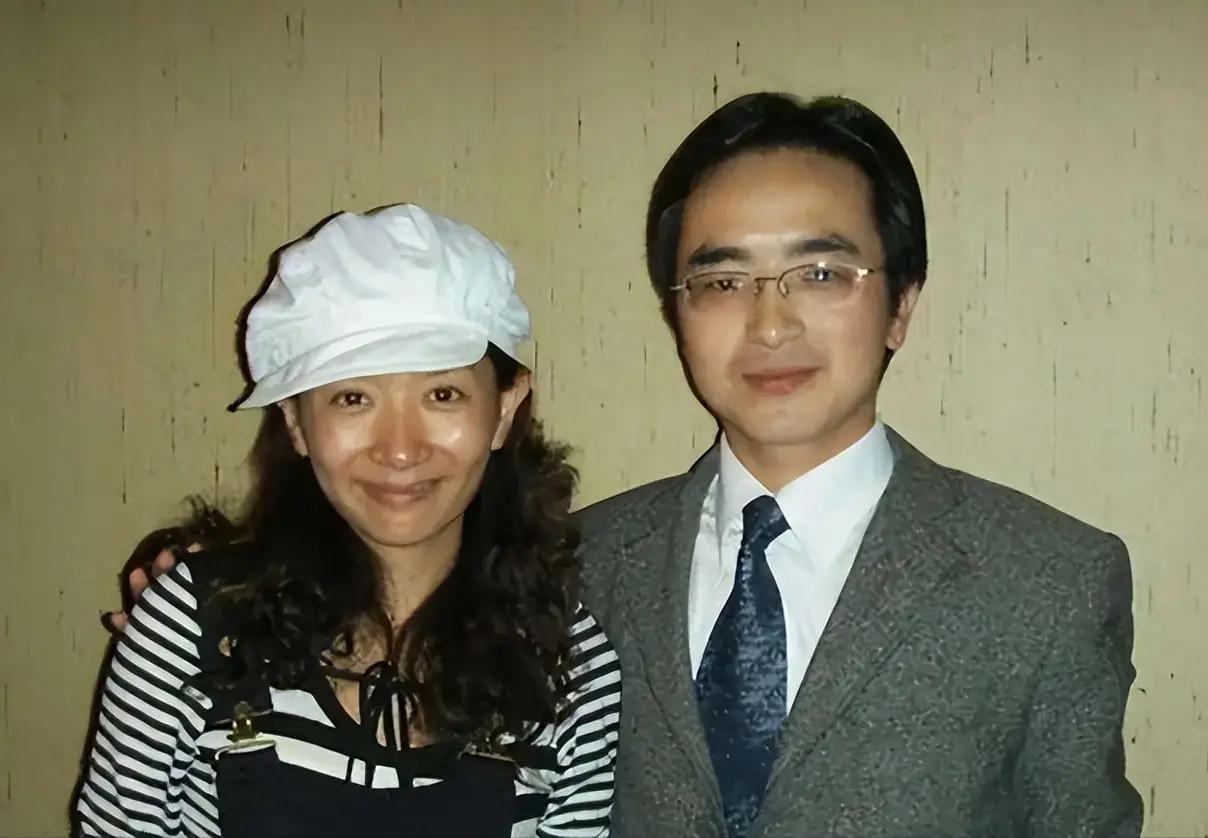 当年王芳不顾父母的反对，嫁给大自己15岁的教授，但让王芳没想到的是从怀孕到生产，