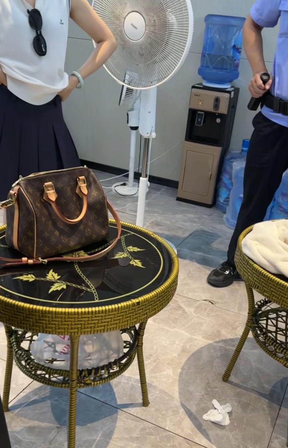 四川，网友发视频吐槽:带3岁的小外甥在游泳馆浅水区玩，小朋友玩水枪滋水不小心滋到
