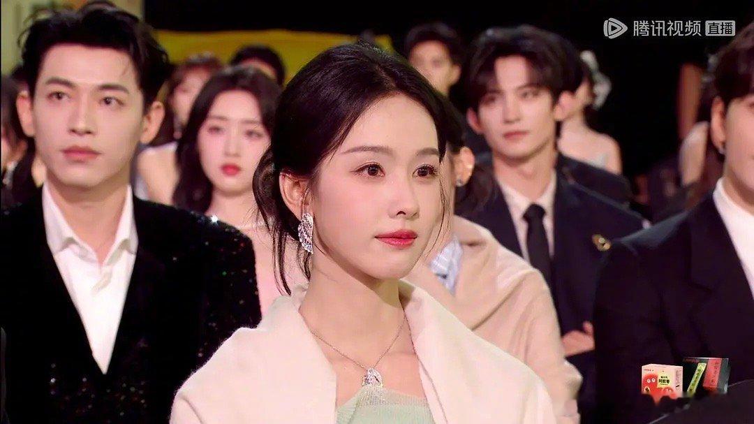 星光大赏内场陈都灵🆚孟子义内场怼脸照，淡颜🆚浓颜，两位的状态如何？