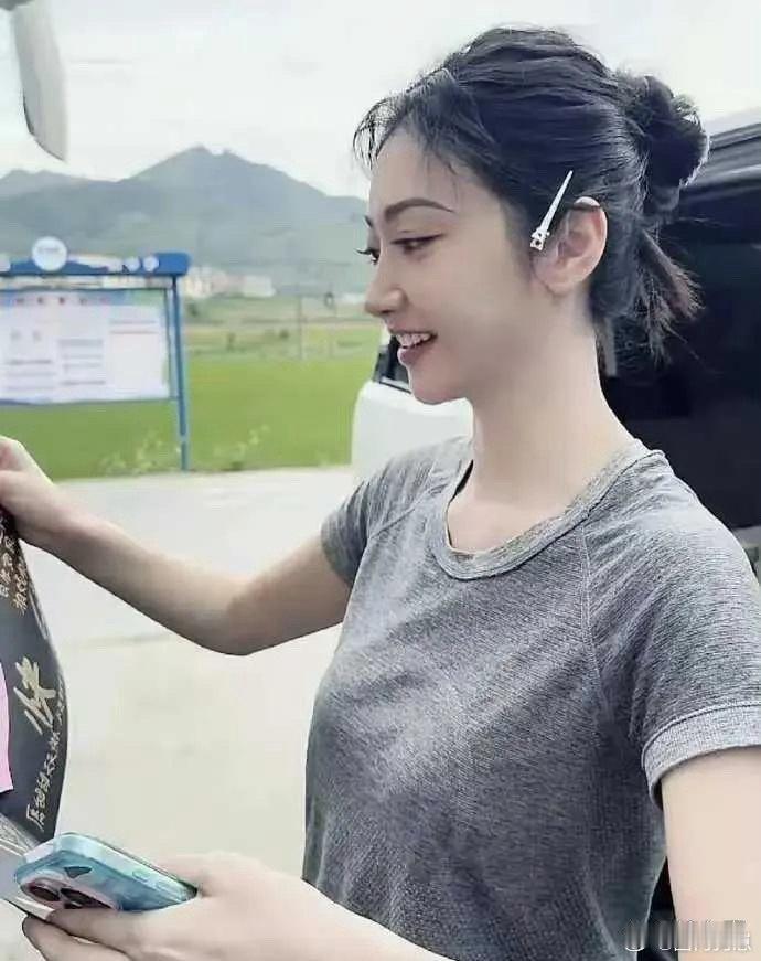 景甜真的是天生甜妹长相，眉眼温柔又清甜，自带软糯甜美的气质，越看越心动。