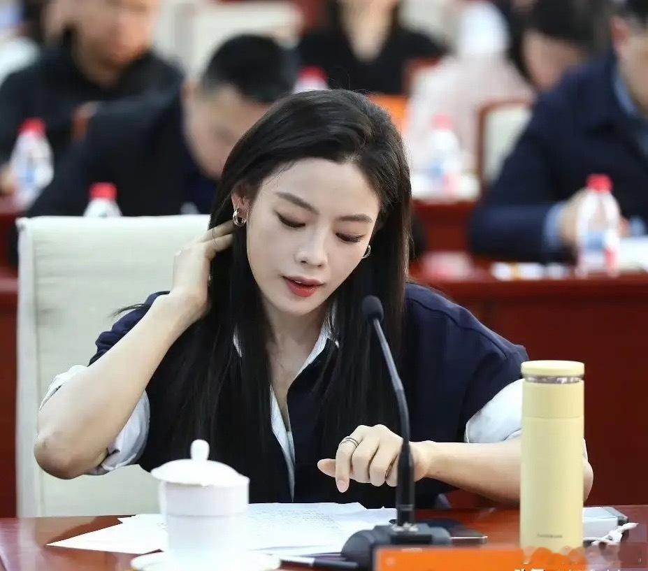 大家有没有觉得陈丽君越来越不对劲了倒不是因为她变得不好看了，而是因为33岁的她越