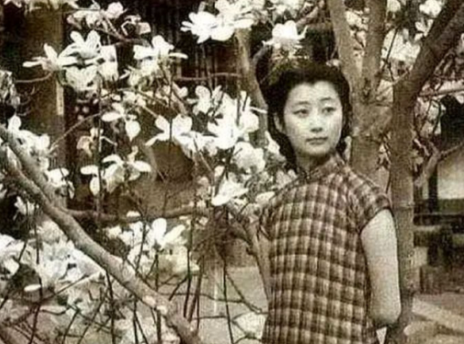 1926年，唐怡莹趁着丈夫溥杰不在家，和张学良在床上激烈正酣。多年后，张学良向溥