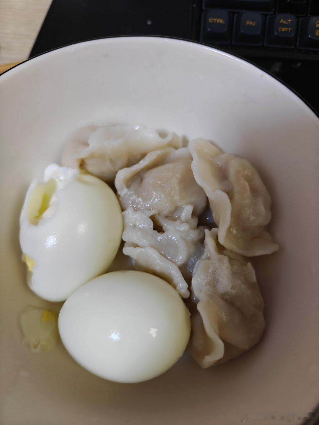 今天早餐有酸菜馅饺子！！！体重也破了平台期比过年最胖的时候正好瘦了10公斤下午去