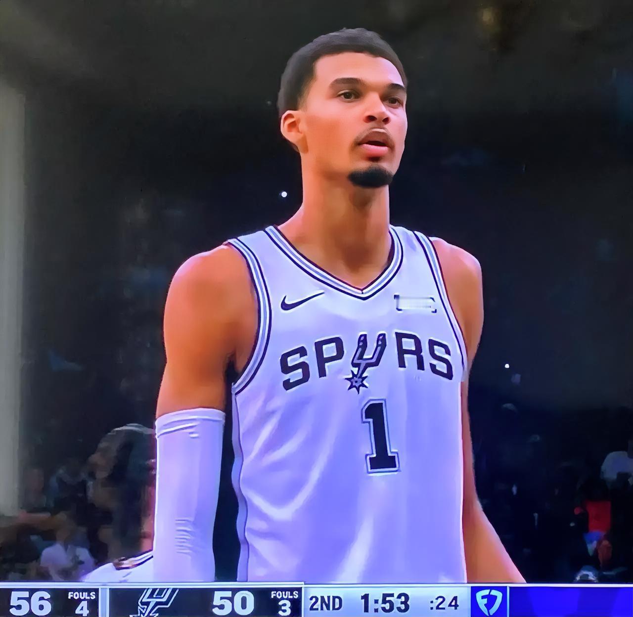 北京时间10月31日,NBA常规赛中,马刺主场对阵热火的赛事落下帷幕。历经四节激