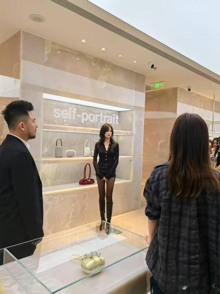 她的屁股不会恐高吗，这腿也太长了[捂脸哭][捂脸哭]孙千一直都很低调，鲜少营销自己都