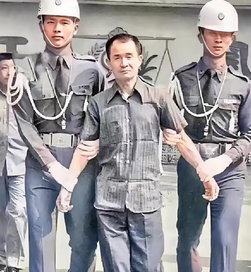 1982年，判了枪决的抗日老兵李师科，马上要被拉去刑场。他套上全新的短袖汗衫，剃