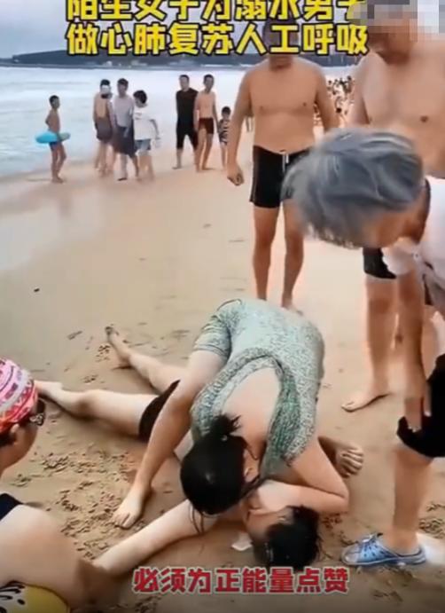 “真是不知道羞耻，隐私都露出来了！”白衣护士为了抢时间救人，也顾不上遮挡身体