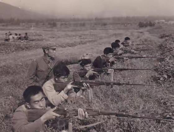 1960年，一位解放军上尉向小男孩问路，面对自己崇拜的军人，男孩知无不...