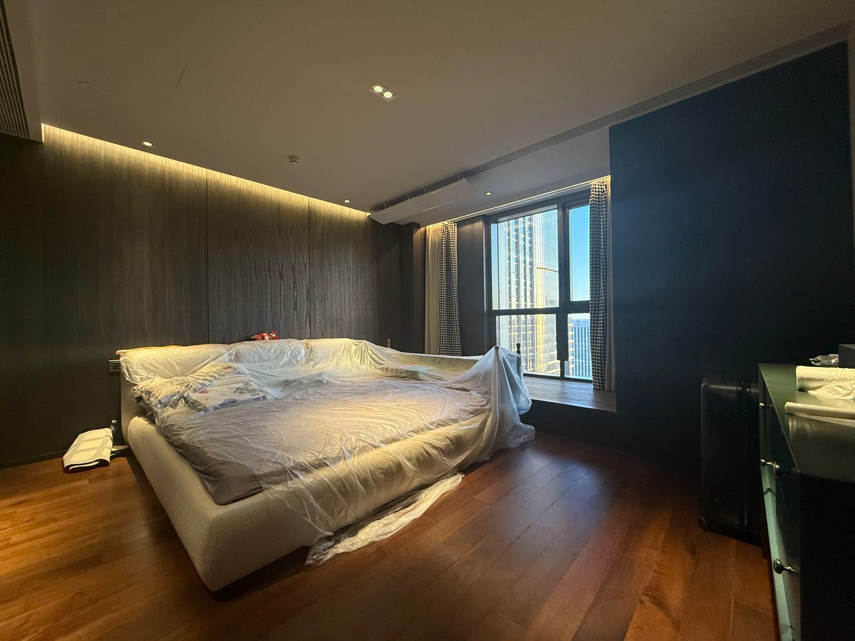 打算过段时间换个房子，这客厅和主卧看着咋样？