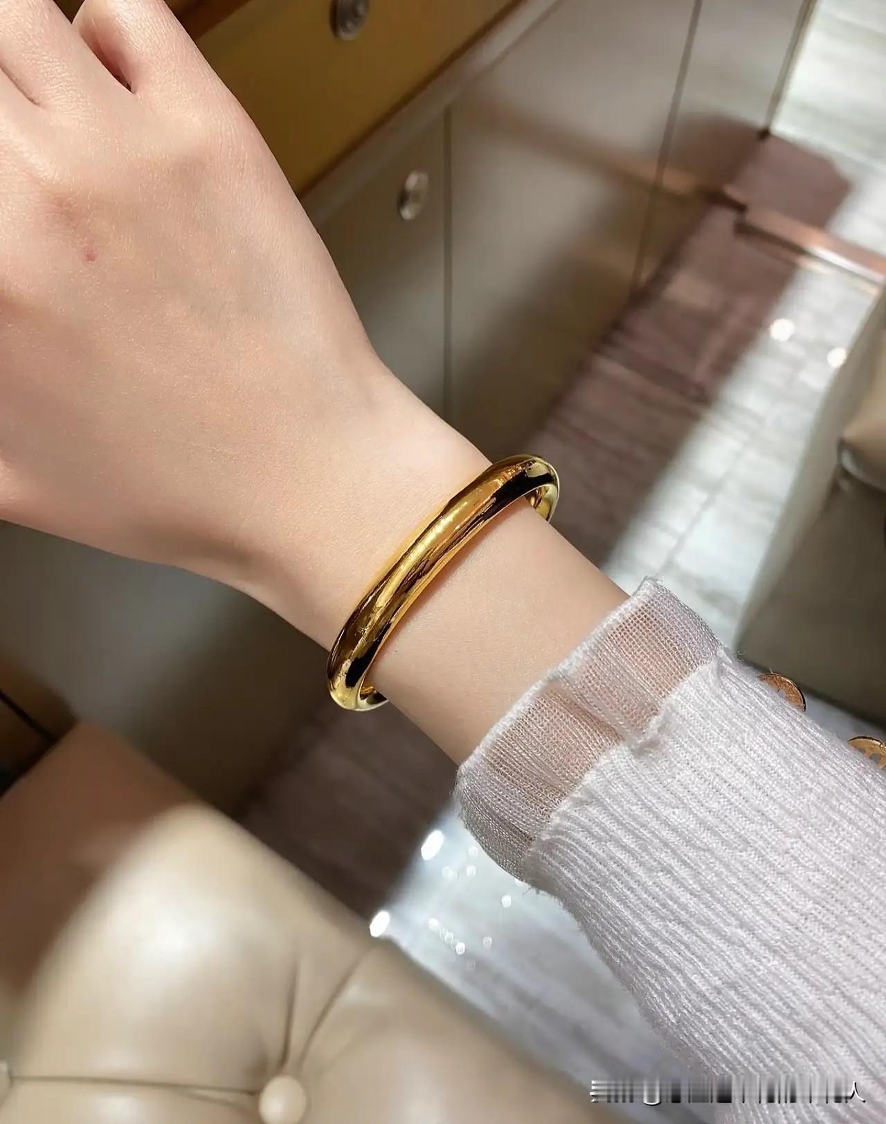 一觉醒来，金价这是彻底失控了吧！1月5日，一只89克的金镯子，轻轻松松就破了11