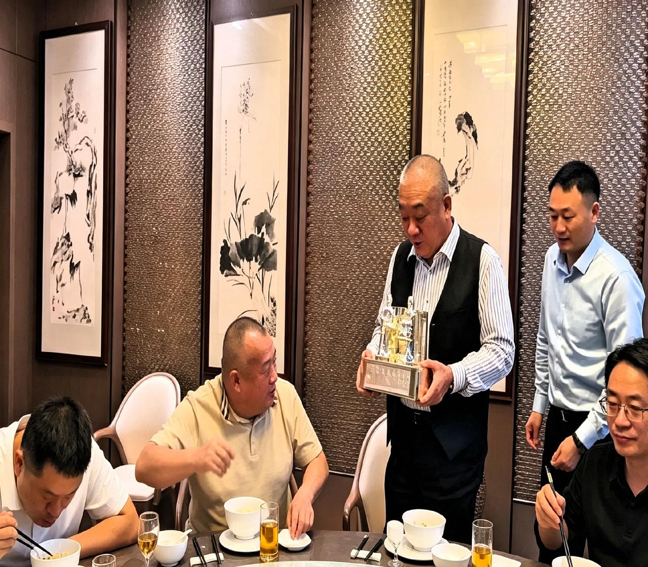 饭局上见真感情。崔培军双手递上水晶摆件，李兴华赶紧起身接。平时就对这小老弟疼爱有