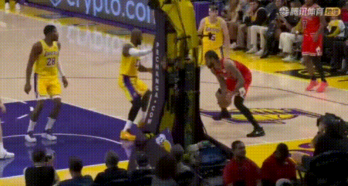 里夫斯你大胆！詹姆斯哭了：2打1竟不传我？我抢断的。图1-2：詹姆斯抢断后，以