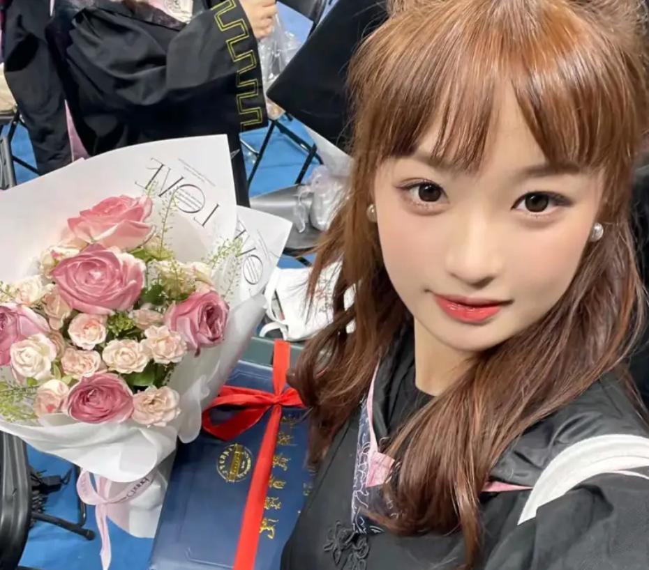 霸气！杨瀚森女友最新回应：老娘不是大专妹，是体育学院本科！中国男篮球员杨瀚森，