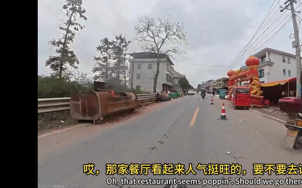 老外误入葬礼，以为是网红餐厅，还夸“音乐很棒”。一个在油管有千万粉丝的骑行博主，